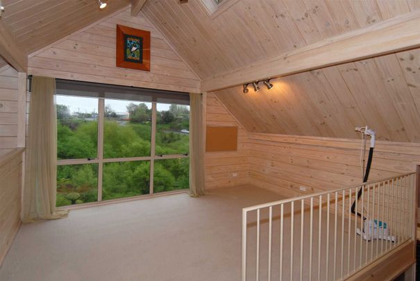 This very tidy two level home offers comfortable and convenient living close to Hamilton City Central and FMG Stadium. - Photo 1