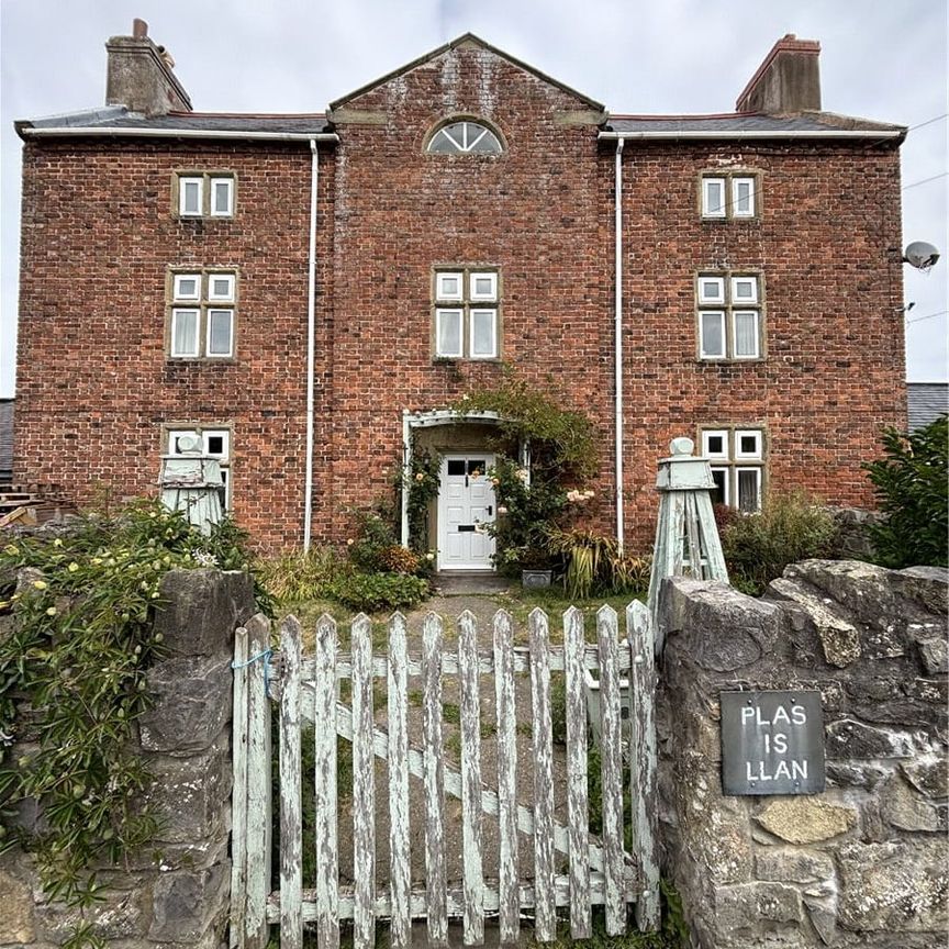 A substantial 5 bedroom period property in rural locaton, under 2 miles to both Rhuddlan and the A55 North Wales Expressway. - Photo 1