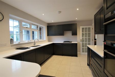 A rare opportunity to rent a lovely three double bedroom bungalow in a cul-de-sac location close to West Wittering beach - Photo 4