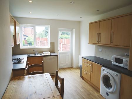6 Bed Semi-Detached House, Yew Tree Road, M14 - Photo 5