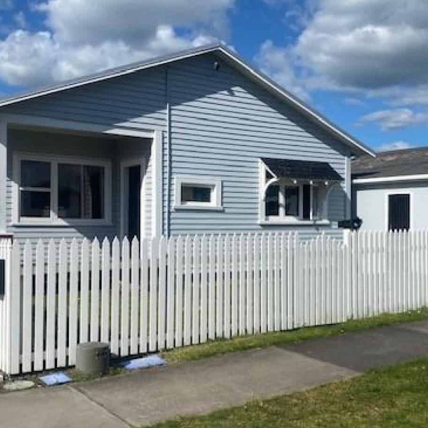 3 BEDROOM (PLUS SMALL OFFICE), 1 BATHROOM FAMILY HOME IN A GREAT LOCATION - Photo 1