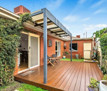 Modern low maintenance living in a prime location. - Photo 3