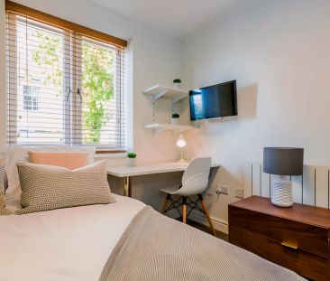 8 Bedrooms 2 bathrooms - Photo 4