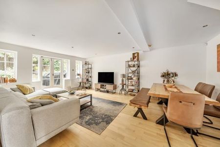 3 bedroom flat to rent - Photo 4
