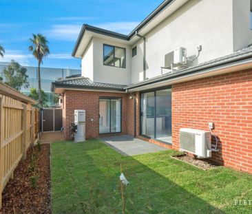 Perfect Townhouse - Stones Throw to Burwood One Shopping Centre - Photo 4