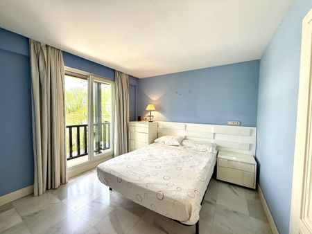 House – Semi-Detached House in The Golden Mile - Photo 5