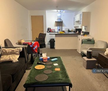 1 bedroom in a flat share to rent - Photo 2