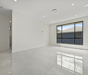 Brand new, luxurious and ready to go! - Photo 4