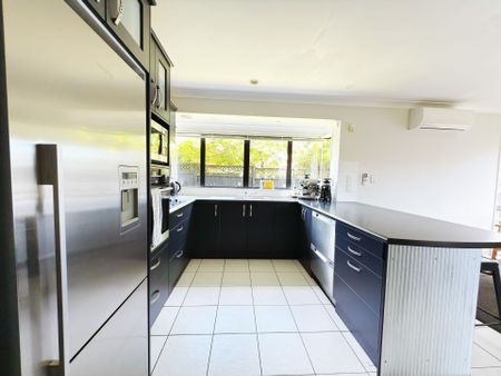 Tidy Family Home - Photo 2