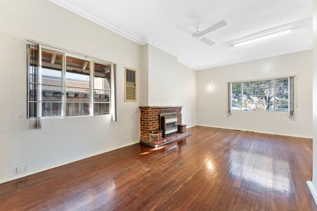 Large family home in great location: 2 Bedrooms plus Sunroom, Games Room & Huge Backyard! - Photo 3