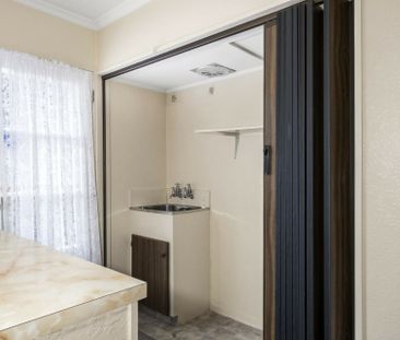 Tidy townhouse in a handy location - Photo 4