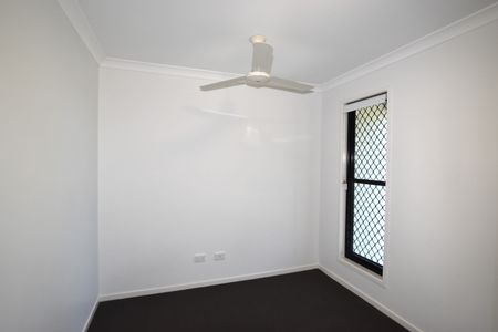 :: STUNNING 4 BEDROOM TOWNHOUSE, HARBOUR VIEWS, TWO LIVING AREAS, AND MORE! - Photo 3