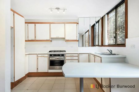 Charming 2 Bedroom Unit! - Photo 4