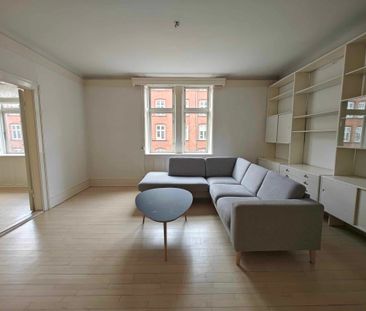 Rummelig og lys lejlighed | København K. - Photo 2