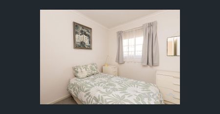 SPACIOUS 4-BEDROOM FAMILY HOME WITH SHED - Photo 5