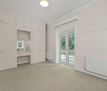 Recently refurbished, spacious two-bedroom garden flat in a conveni... - Photo 1