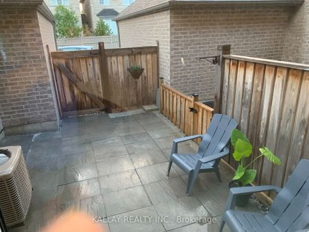 Condo Townhouse For Lease | N9259574 - Photo 3