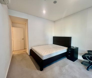 (Fully Furnished) Light Filled Large Three Bedroom Apartment with 2... - Photo 1