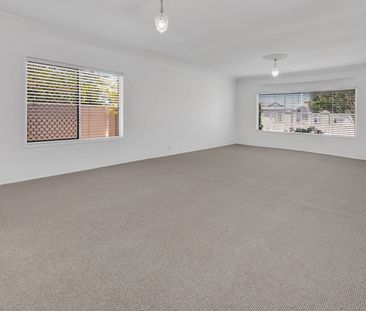 Spacious Family Home Just Metres from the Broadwater - Photo 5