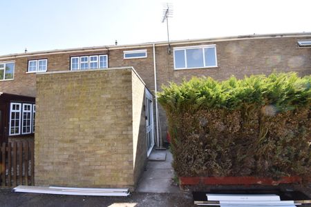 4 bedroom Mid Terraced House - Coventry Close, Stevenage - Photo 5