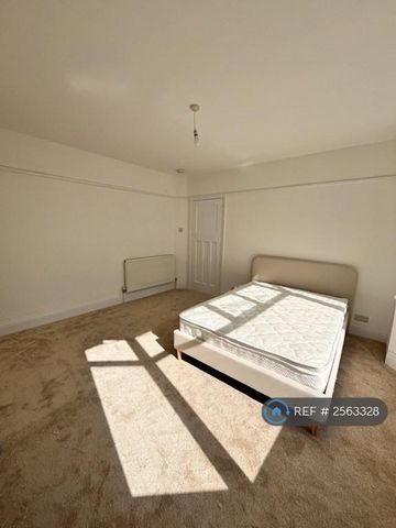 1 bedroom in a house share to rent - Photo 3