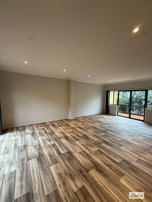 MODERN TRI-LEVEL TOWNHOUSE - Photo 1