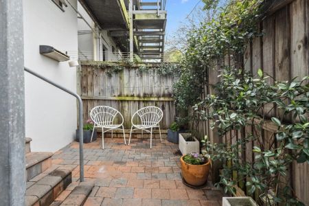 Spacious apartment in vibrant sought-after location - Photo 5