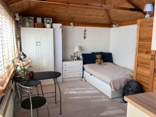 Studio to rent - Photo 1