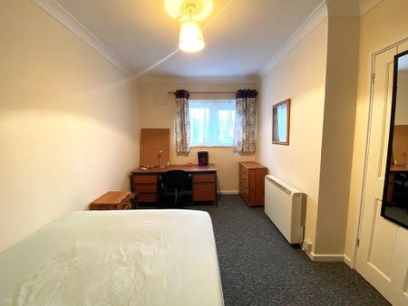 3 bedroom flat to rent - Photo 2