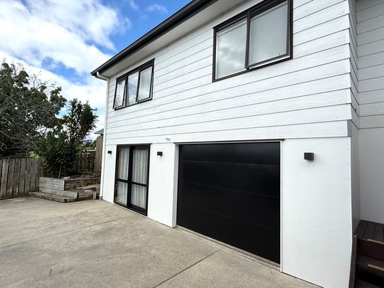 Spacious 3 Bedroom Family Home with Elevated Views Over Waipuna Park - Photo 1