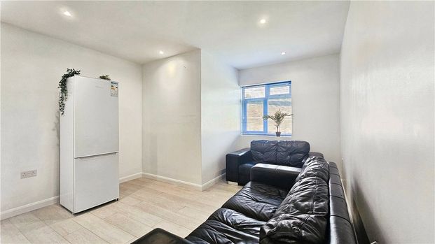 Elizabethan Close, Stanwell, Staines-upon-Thames, Surrey, TW19 7QL - Photo 1