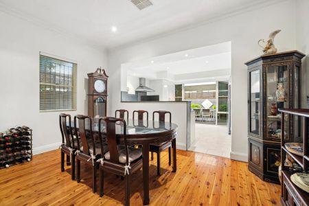 A Renovated 1950s Classic With Double Parking - Photo 2