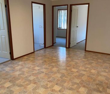NEAT AND TIDY 4 BEDDER IN LAKESIDE! - Photo 5