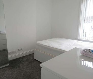 Bedroom Detached House In Winton, BH9 - Photo 5