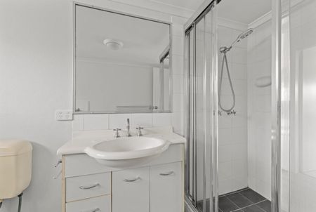 Spacious 3-Bedroom Unit in Prime Gordon Park Location - Photo 5