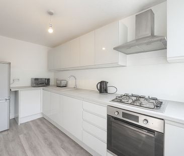 5 Bed Flat, Mansel Court, SW11 - Photo 1