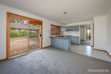 charming 3 bedroom home - Photo 2