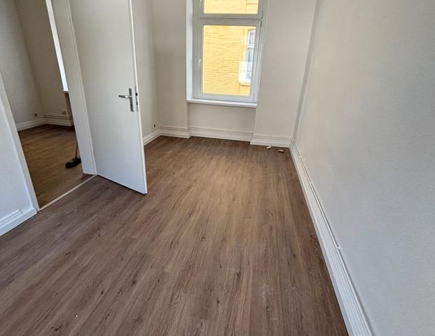 3-Zimmer-Wohnung in Wuppertal-Schwarzbach – frisch renoviert mit neuem Vinylboden - Photo 1