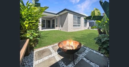 Spacious Family Home with Multiple Living Areas! - Photo 3