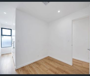 Stylish brand new 3 bedroom townhouse in great central location - Photo 5