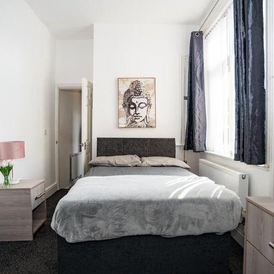 1 bedroom in a house share to rent - Photo 1