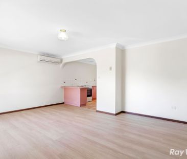 Central, low maintenance Villa - Photo 2