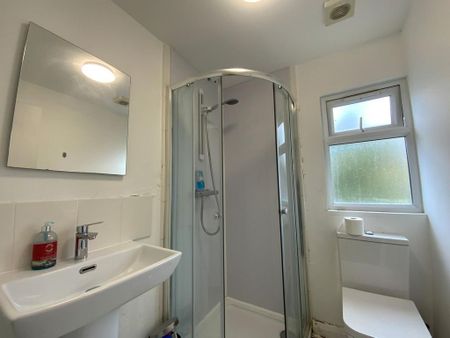 1 bedroom in a house share to rent - Photo 4