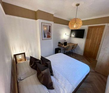 Stylish Bedroom Bath Apartment, LN1 - Photo 3