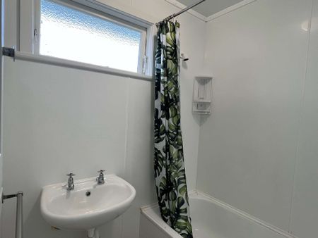 3 bedrooms, 1 bathroom - Photo 2