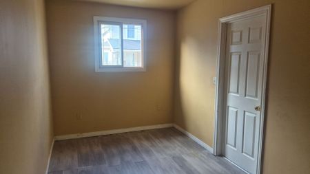 For Lease - 74 Queens Circle Unit# 5, Fort Erie, Ontario - Photo 5