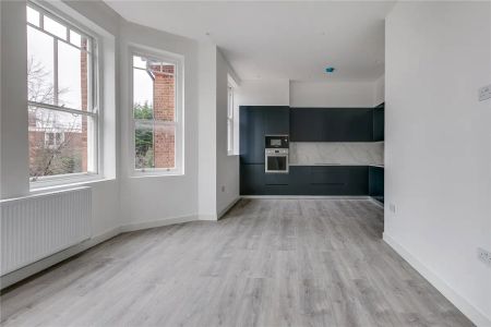 2 bedroom flat in Hampstead - Photo 2