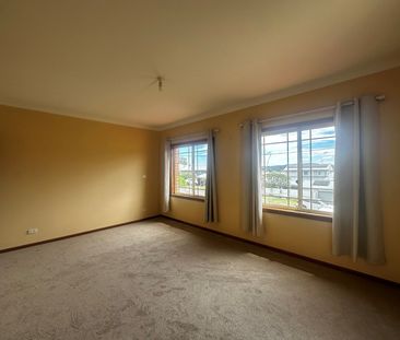 HUGE Family Home. - Photo 4