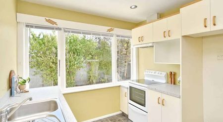 Spacious 6 Bed 3 Bath double garage house - Photo 3