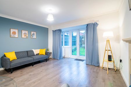 3 Bed Semi-Detached House, New Village Way, LS27 - Photo 3